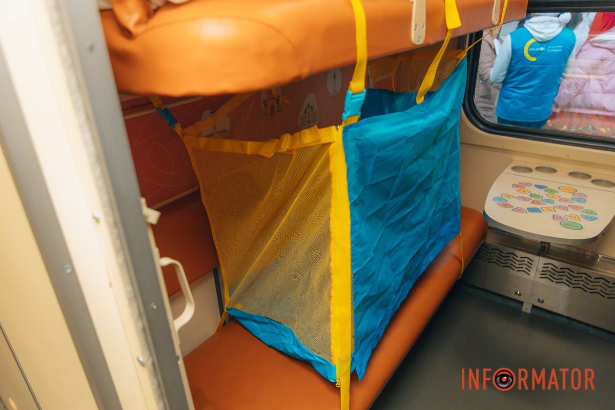 Уже вирушив з першими пасажирами до туристичних колисок України: у Дніпрі презентували дитячий вагон 33