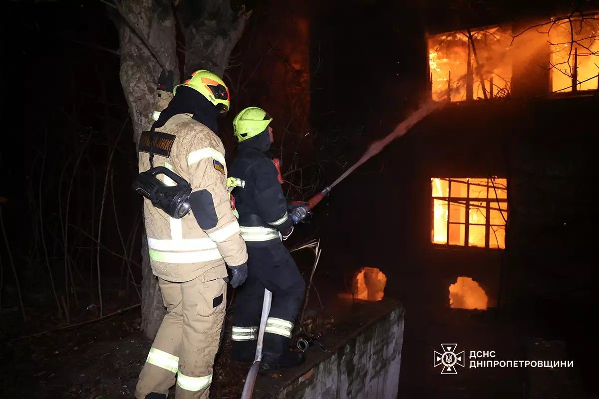 В ніч на 6 грудня у Дніпрі, на вулиці Первозванівській, сталася пожежа В ніч на 6 грудня у Дніпрі, на вулиці Первозванівській, сталася пожежа