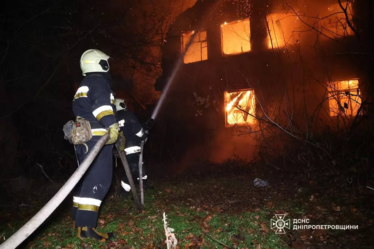 Там горіла триповерхова будівля, яка не експлуатується Там горіла триповерхова будівля, яка не експлуатується