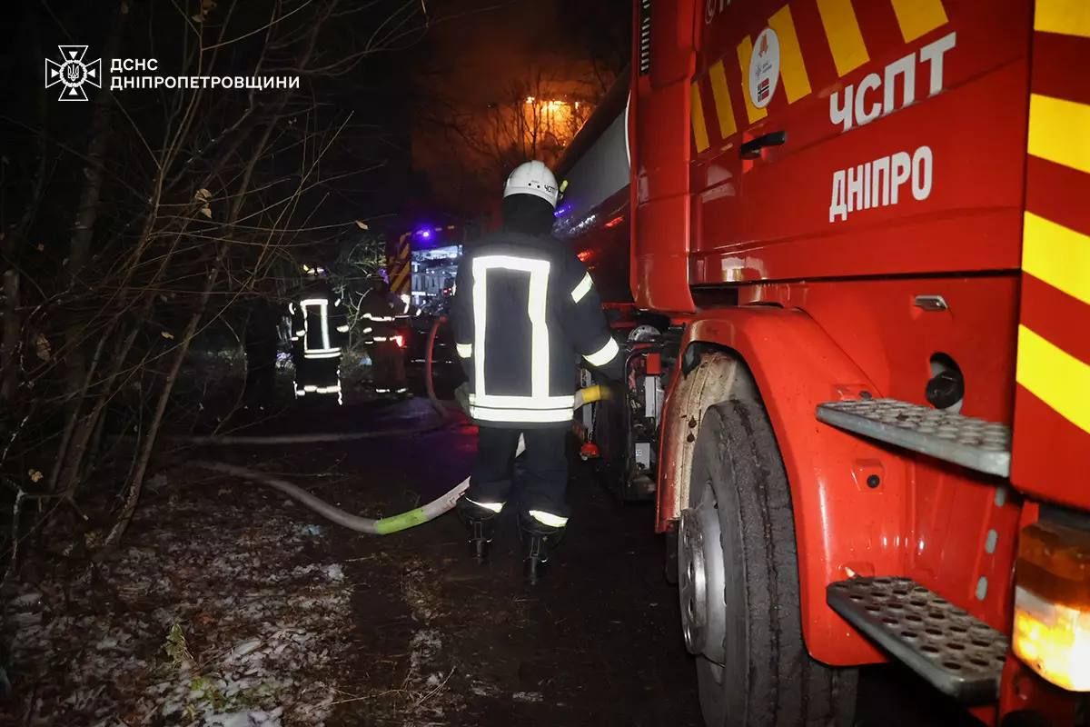 До ліквідації пожежі залучили 26 рятувальників та 6 одиниць техніки До ліквідації пожежі залучили 26 рятувальників та 6 одиниць техніки