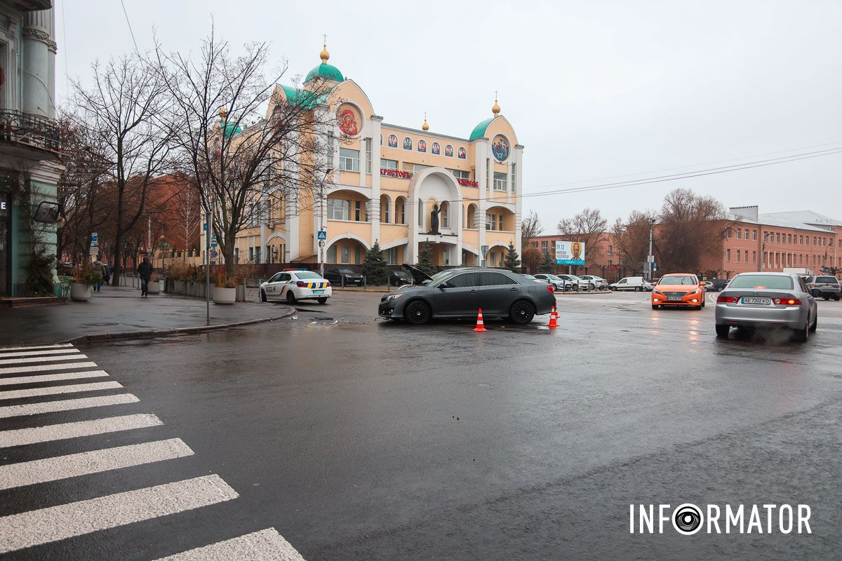 Тут дорогу не поділили Nissan та Toyota Тут дорогу не поділили Nissan та Toyota