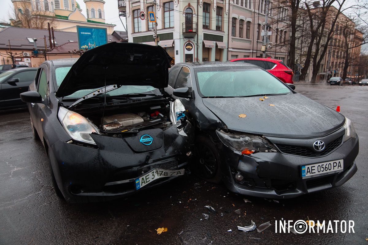Автомобілі отримали сильні пошкодження Автомобілі отримали сильні пошкодження