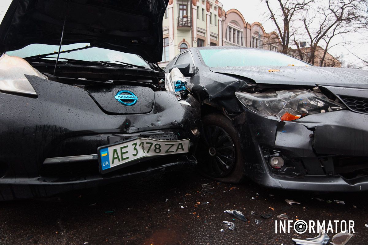 Машини залишилися впритул одна до одної після удару Машини залишилися впритул одна до одної після удару