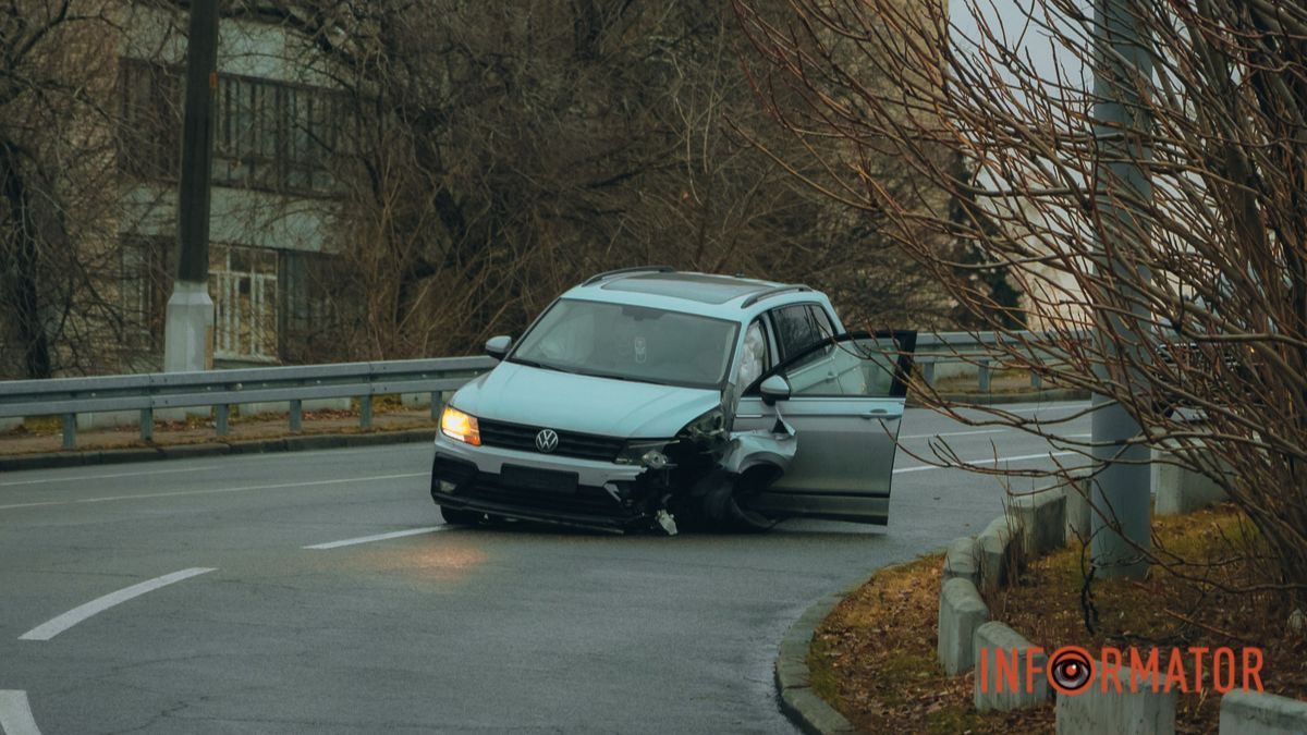 У Дніпрі на з'їзді з Центрального мосту Volkswagen врізався у відбійник: у машини відлетіло колесо