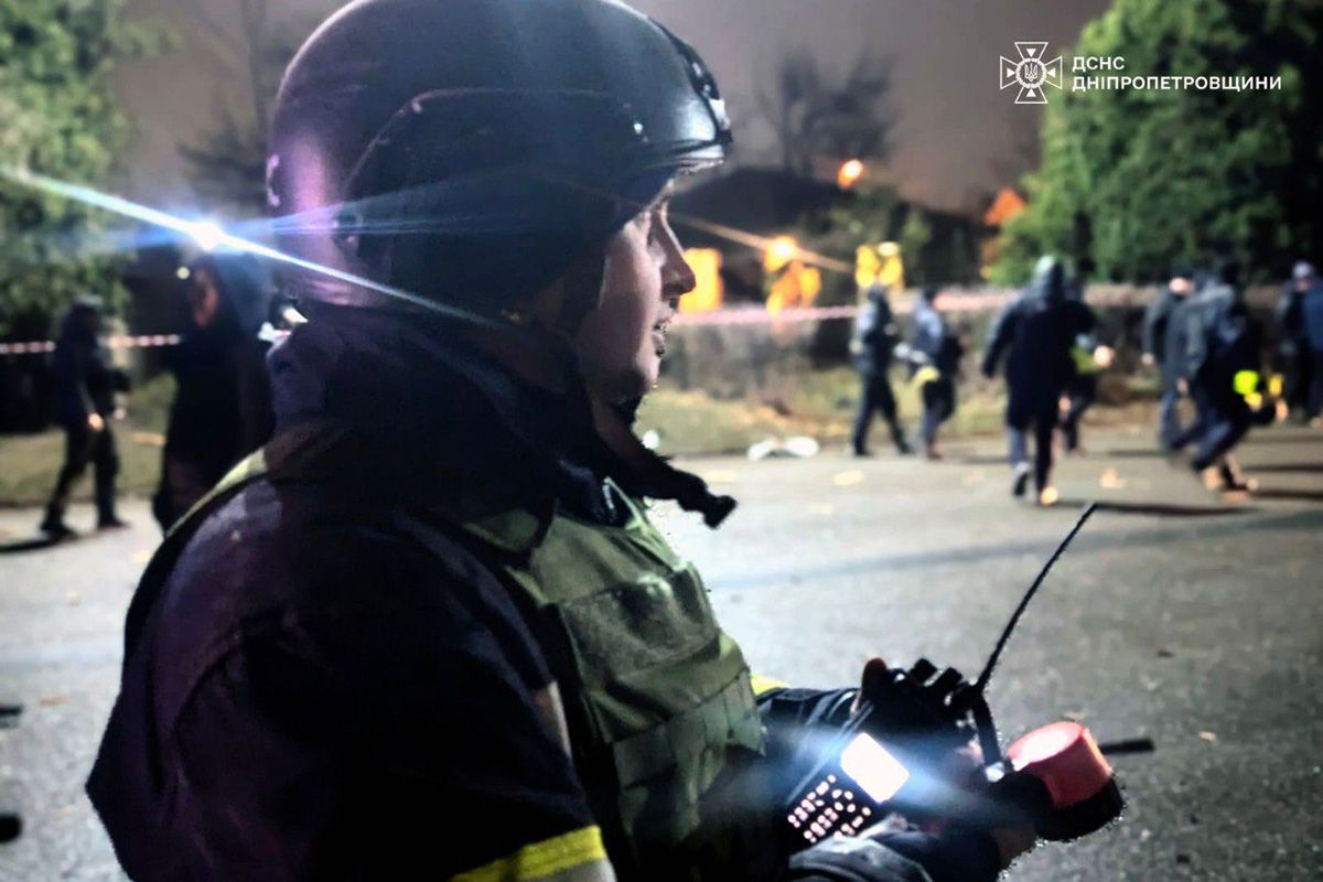 Рятувальники працюють на місці удару