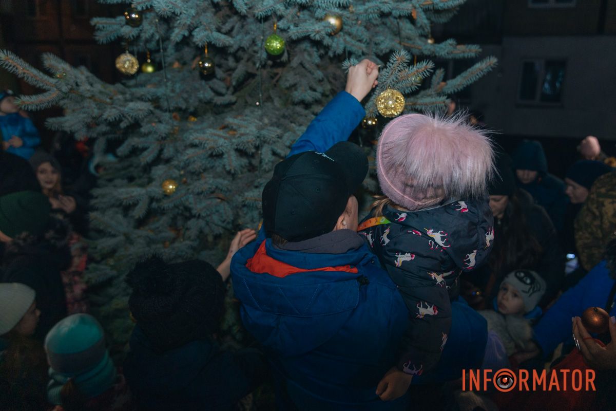 у сквері "Кулька" малюки прикрасили живу ялинку