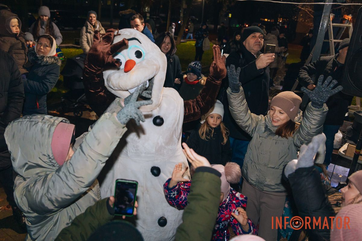 Малеча весело танцювала разом з аніматором у костюмі сніговика Олафа з мультика "Крижане серце"