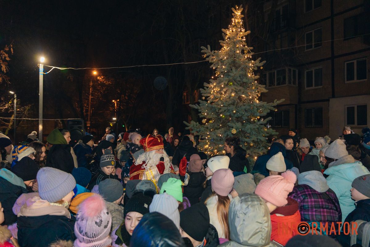 На ялинці увімкнули гірлянди