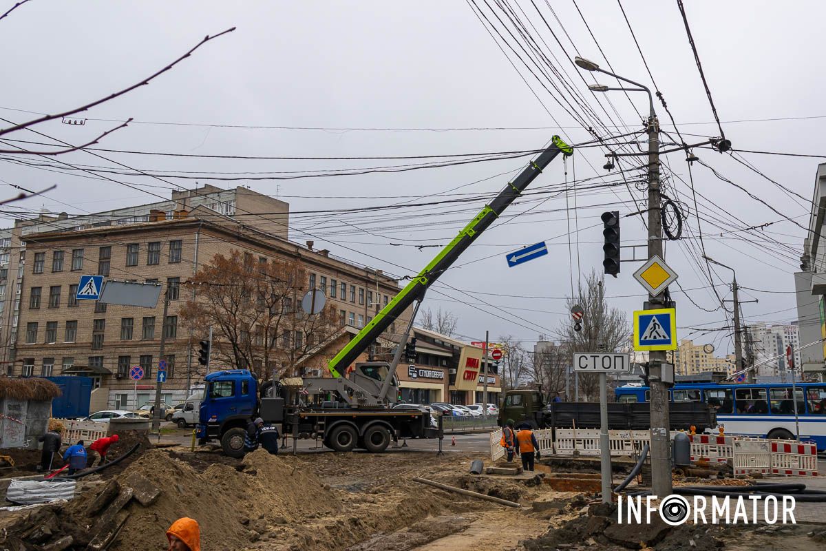 А на месте работает соответствующая техника В Днепре на улице Князя Владимира Великого завершили ремонт коллектора 5