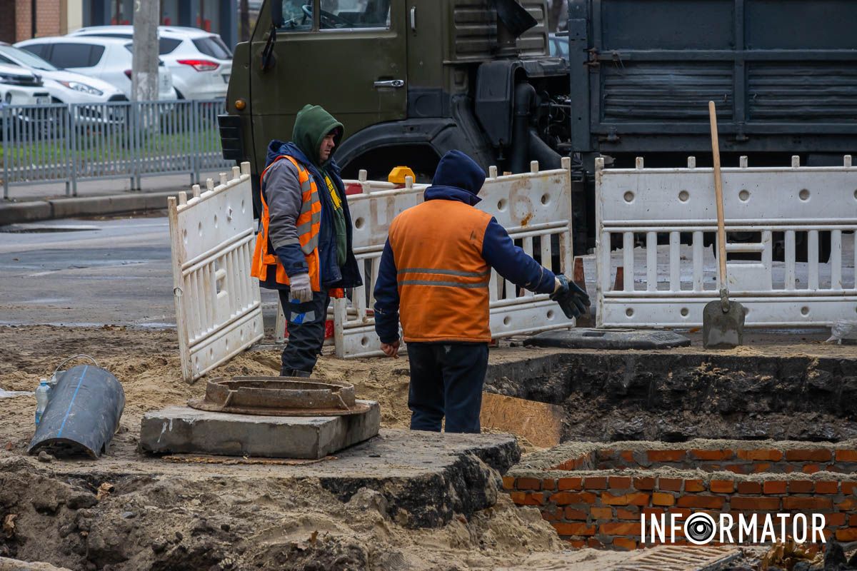 А еще добавить новый пешеходный переход, которого не было раньше В Днепре на улице Князя Владимира Великого завершили ремонт коллектора 9