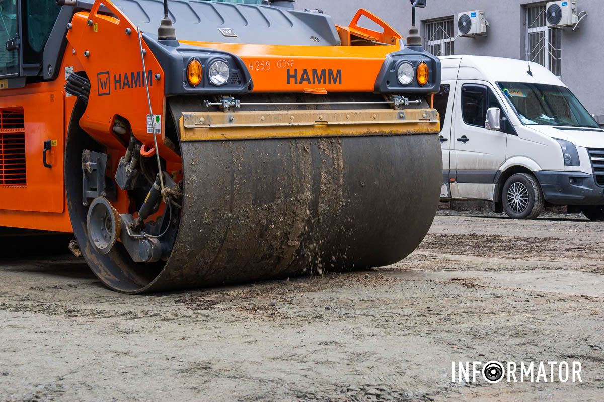 Указывается, что ремонт коллектора уже завершили В Днепре на улице Князя Владимира Великого завершили ремонт коллектора 6