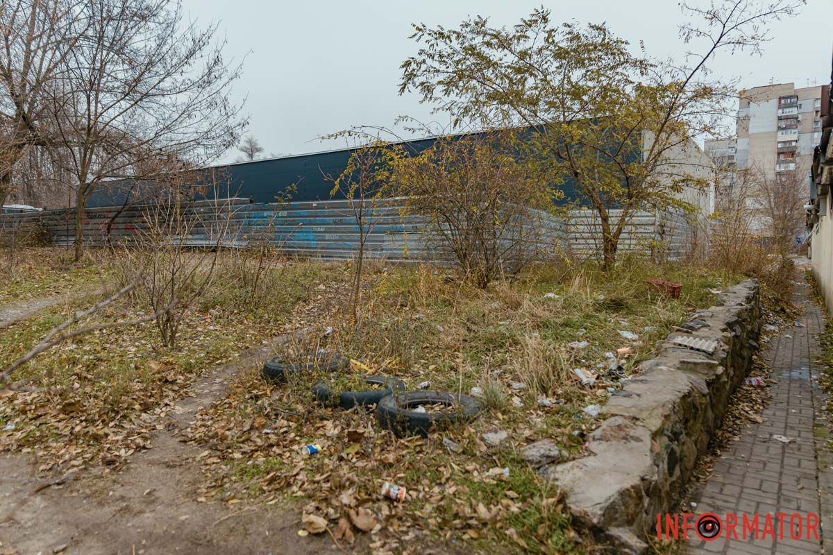 Территория ограждена забором