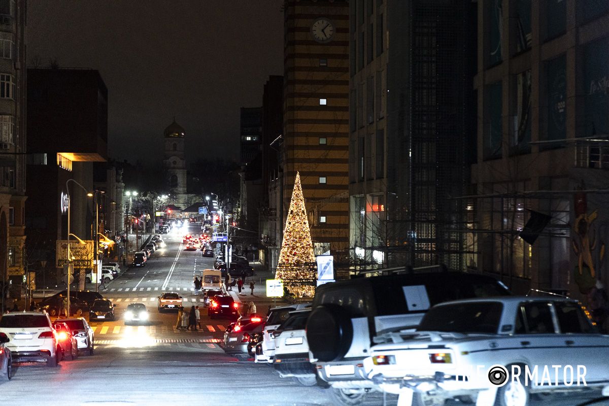 Свято наближається: де у Дніпрі засяяли ще дві ялинки та як вони виглядають 17