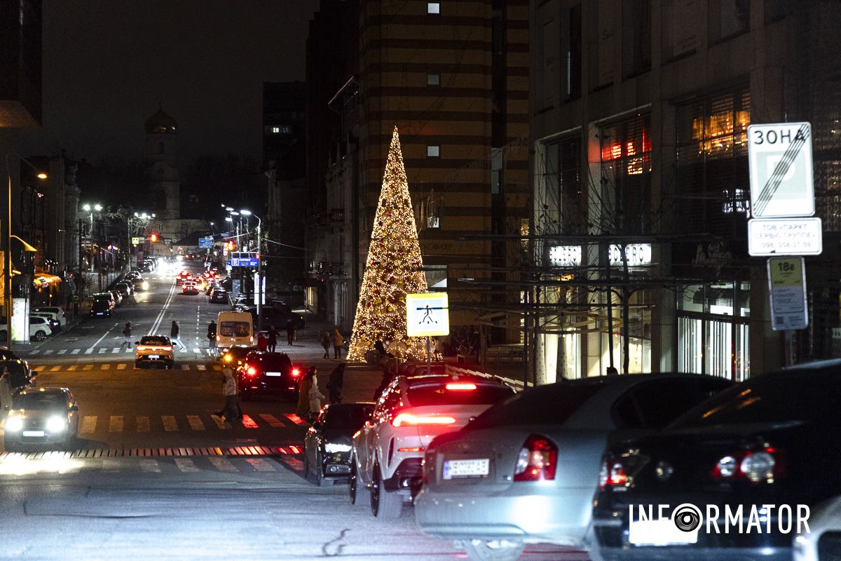 Свято наближається: де у Дніпрі засяяли ще дві ялинки та як вони виглядають 16