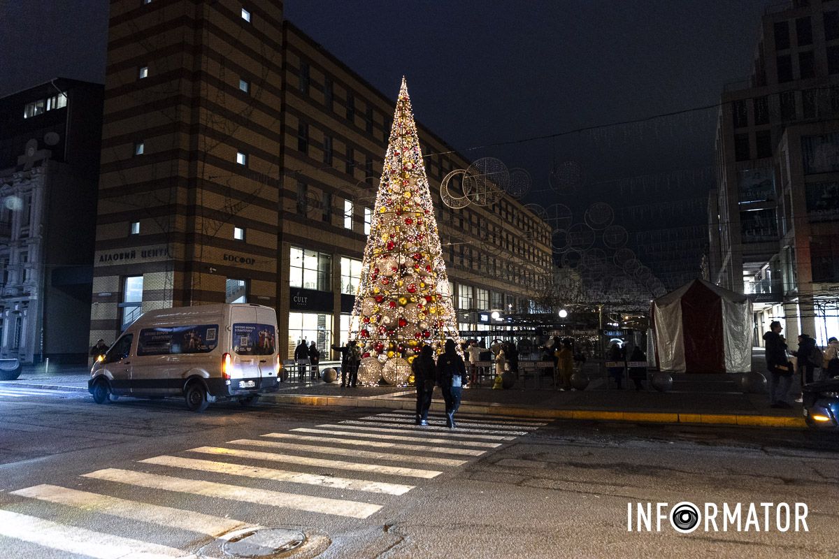 Свято наближається: де у Дніпрі засяяли ще дві ялинки та як вони виглядають 15