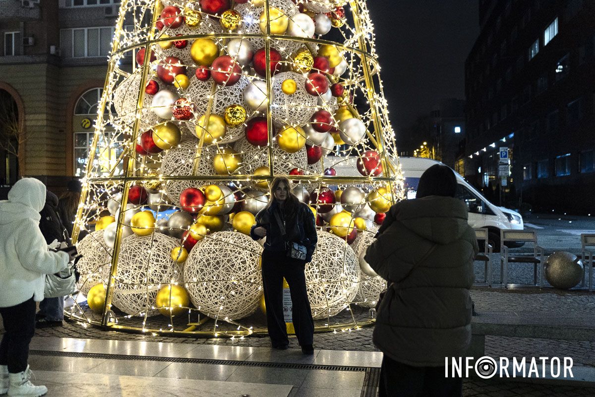 Свято наближається: де у Дніпрі засяяли ще дві ялинки та як вони виглядають 13