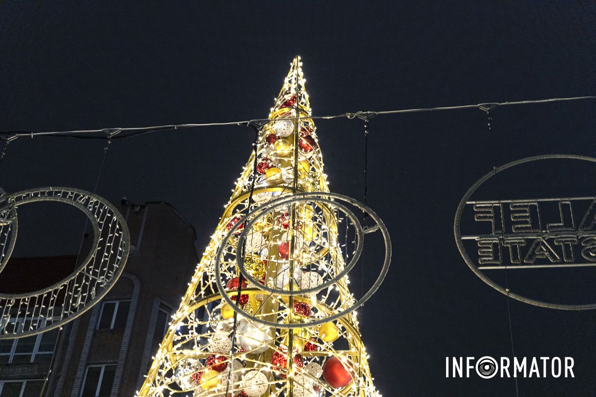 Свято наближається: де у Дніпрі засяяли ще дві ялинки та як вони виглядають 12