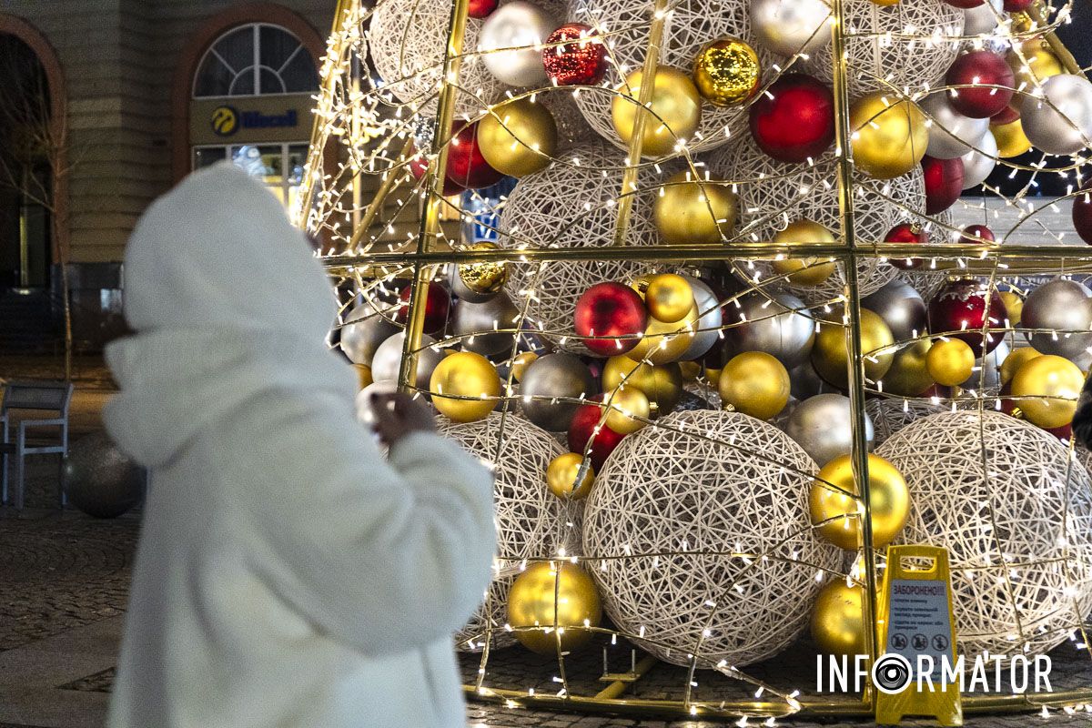 Свято наближається: де у Дніпрі засяяли ще дві ялинки та як вони виглядають 11