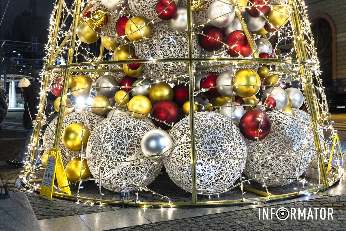 Свято наближається: де у Дніпрі засяяли ще дві ялинки та як вони виглядають 9