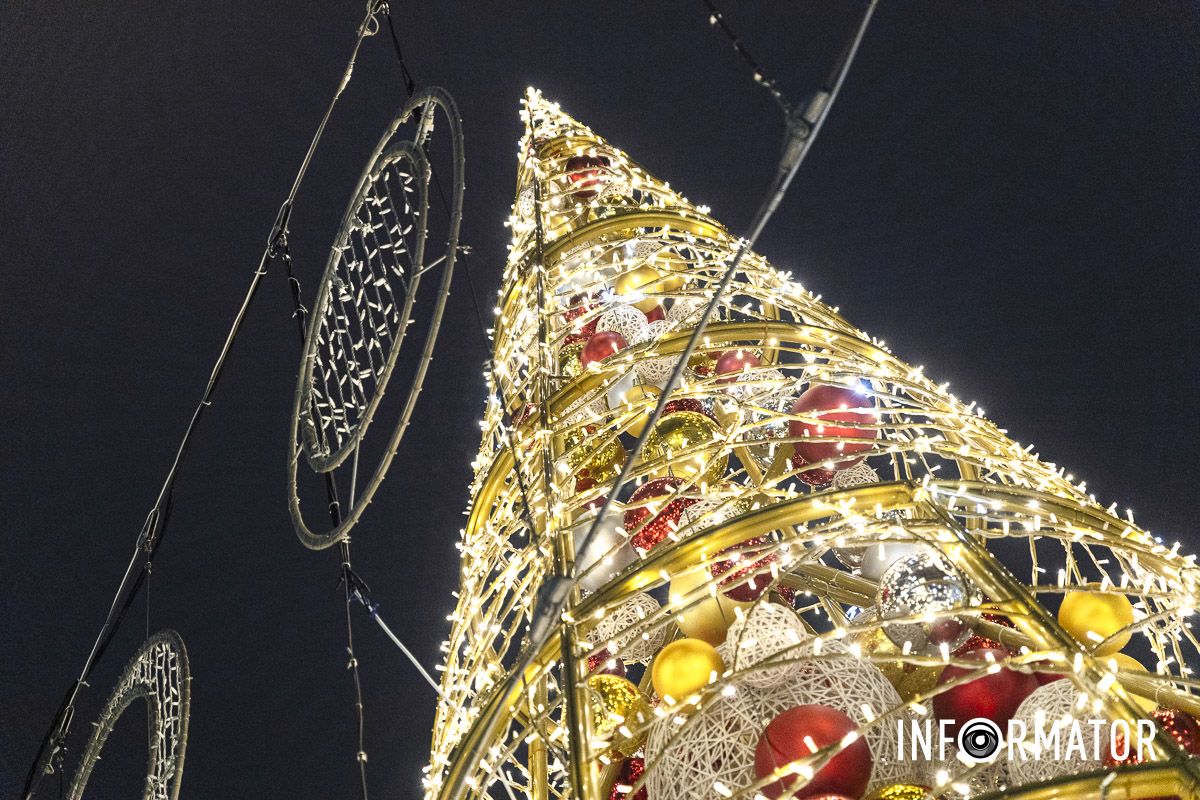 Свято наближається: де у Дніпрі засяяли ще дві ялинки та як вони виглядають 8