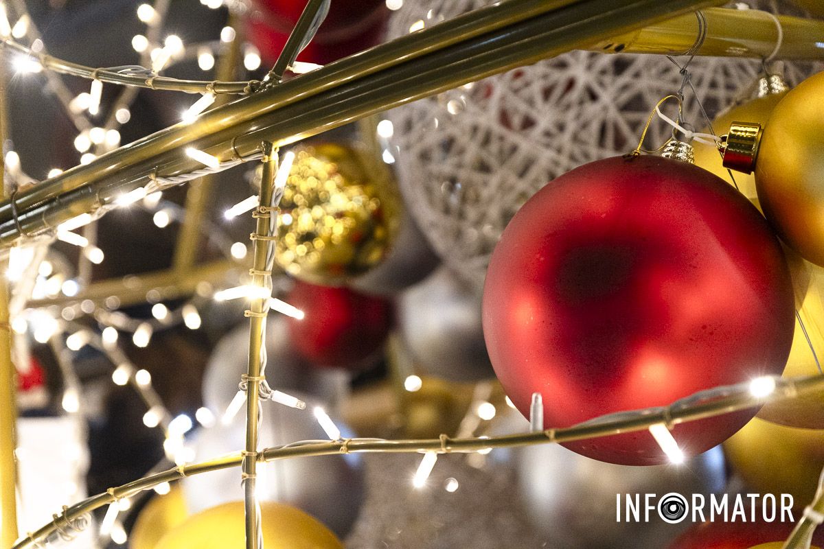 Свято наближається: де у Дніпрі засяяли ще дві ялинки та як вони виглядають 7