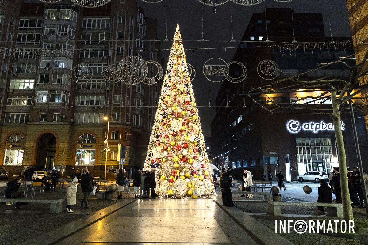Свято наближається: де у Дніпрі засяяли ще дві ялинки та як вони виглядають 6