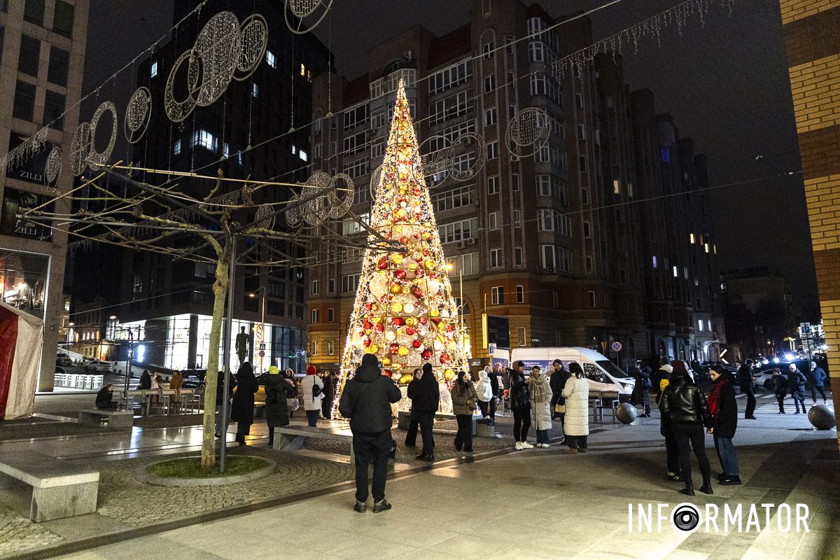 Свято наближається: де у Дніпрі засяяли ще дві ялинки та як вони виглядають 5
