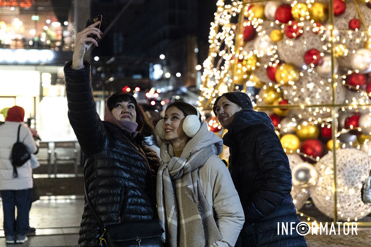 Свято наближається: де у Дніпрі засяяли ще дві ялинки та як вони виглядають 3