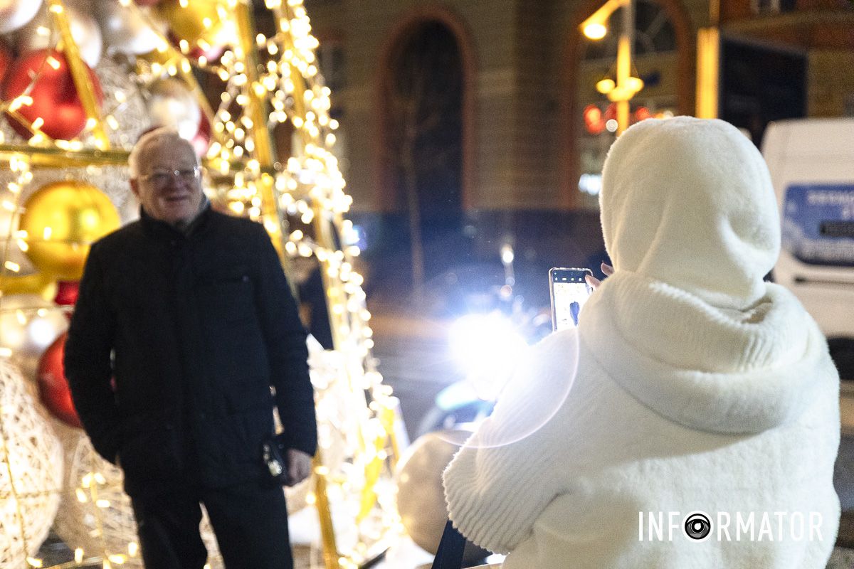 Свято наближається: де у Дніпрі засяяли ще дві ялинки та як вони виглядають 4