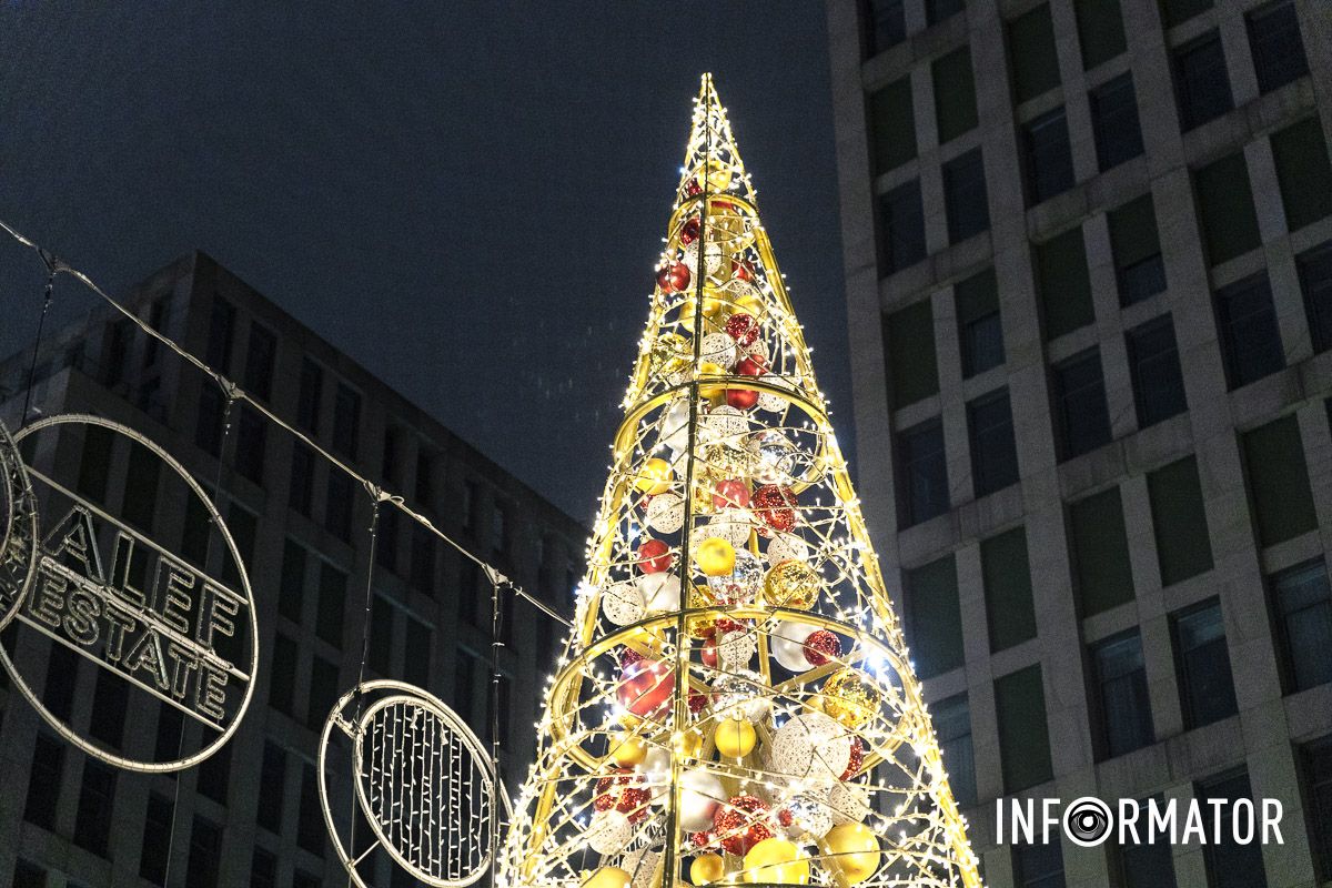 Свято наближається: де у Дніпрі засяяли ще дві ялинки та як вони виглядають 1