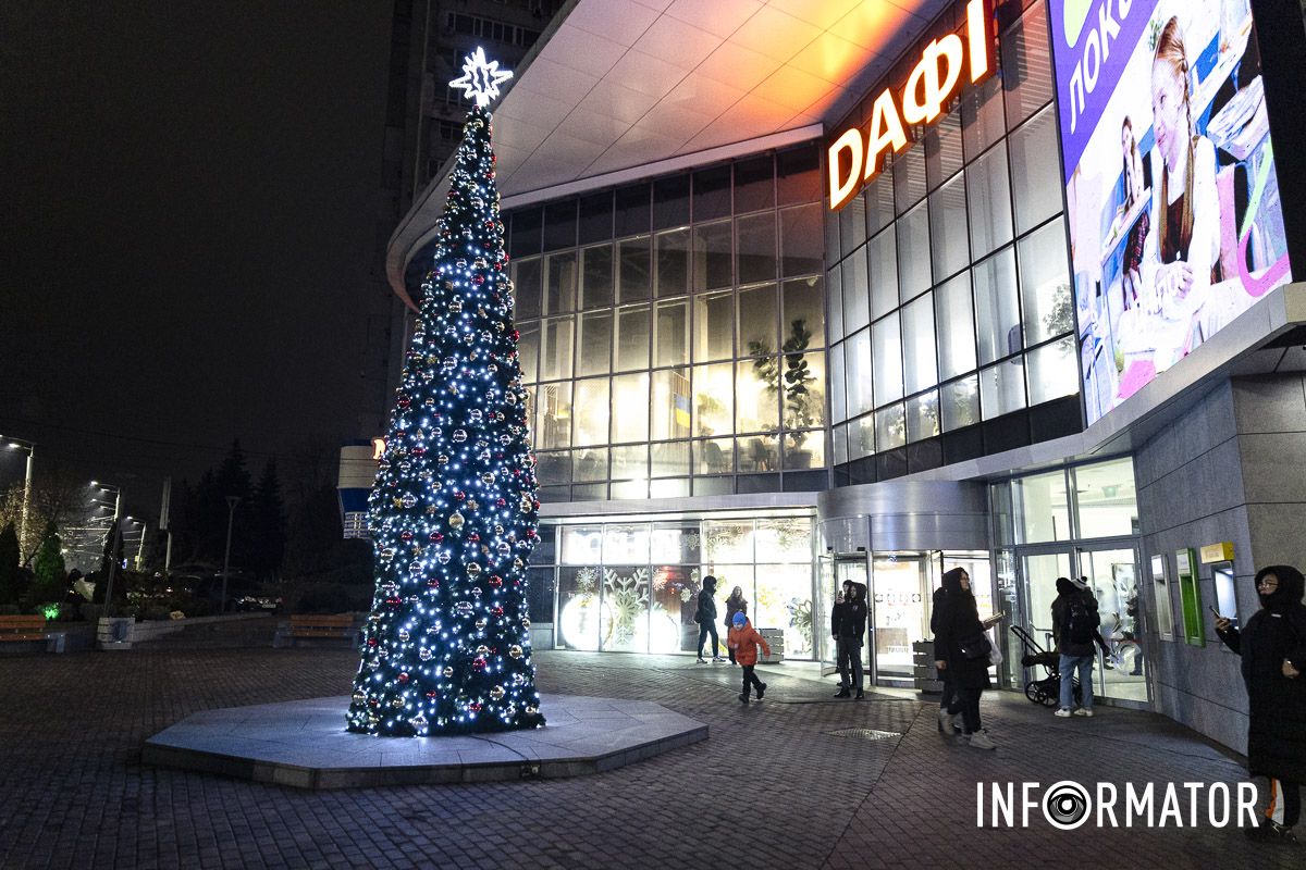 Свято наближається: де у Дніпрі засяяли ще дві ялинки та як вони виглядають 19