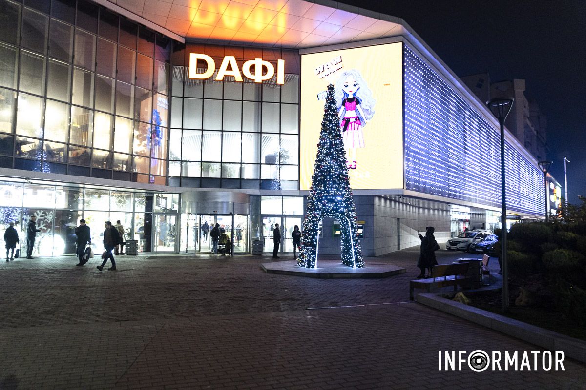 Свято наближається: де у Дніпрі засяяли ще дві ялинки та як вони виглядають 20