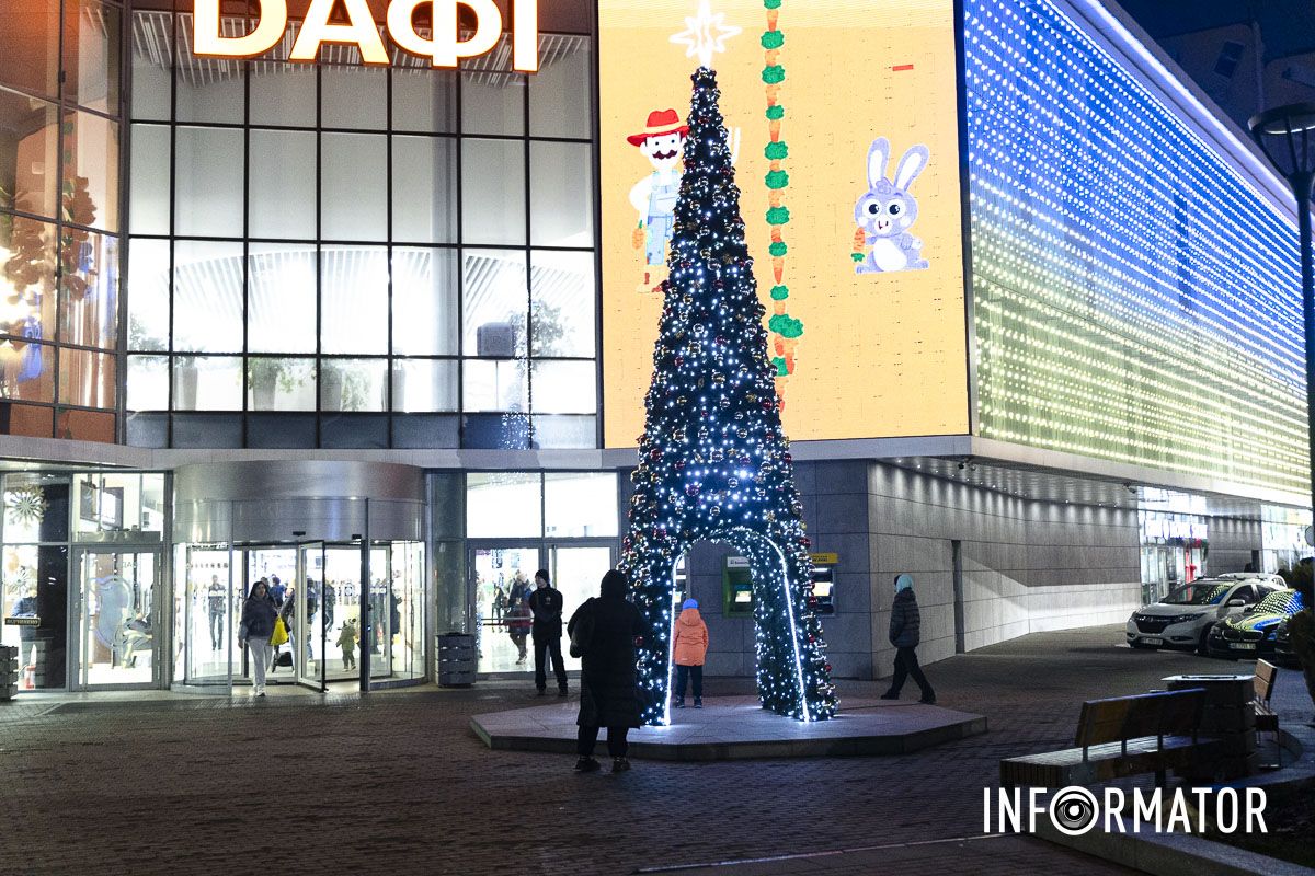 Свято наближається: де у Дніпрі засяяли ще дві ялинки та як вони виглядають 25