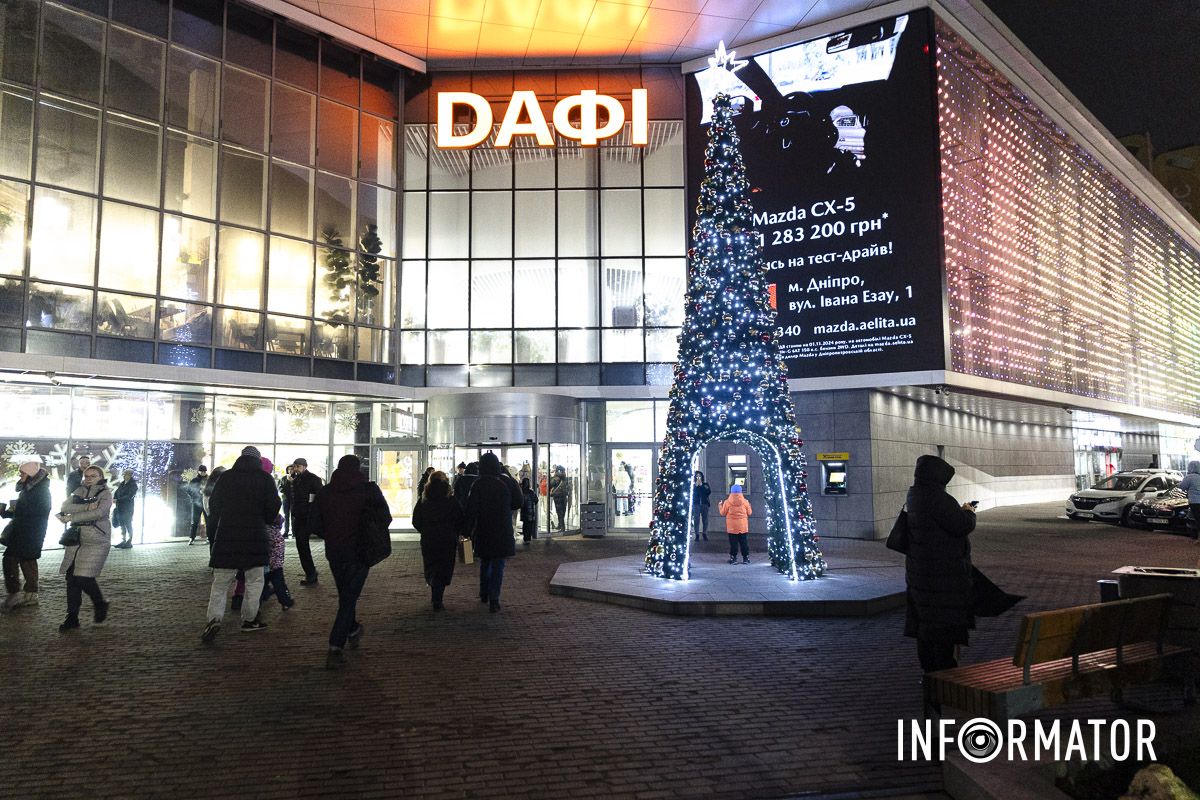 Свято наближається: де у Дніпрі засяяли ще дві ялинки та як вони виглядають 23