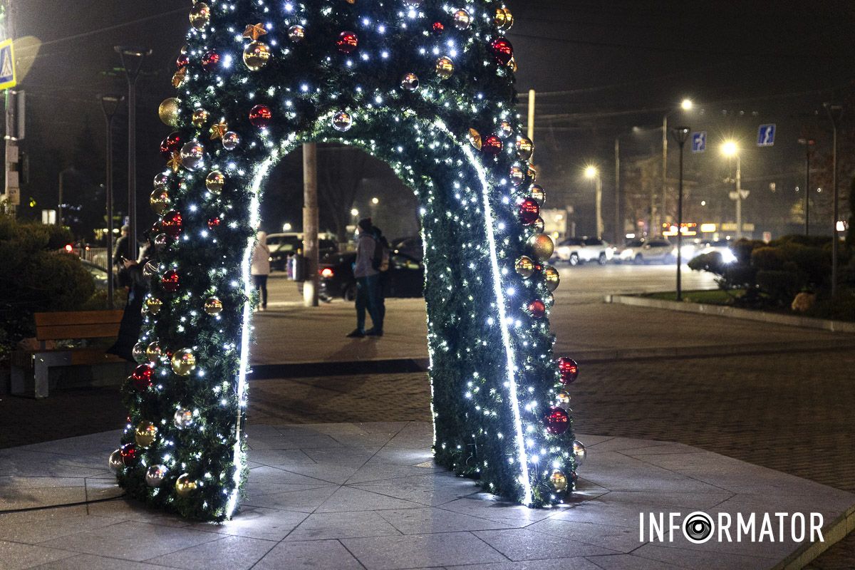 Свято наближається: де у Дніпрі засяяли ще дві ялинки та як вони виглядають 21