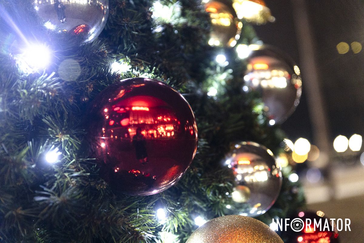 Свято наближається: де у Дніпрі засяяли ще дві ялинки та як вони виглядають 22