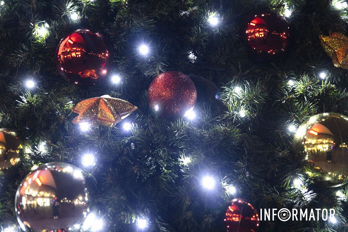 Свято наближається: де у Дніпрі засяяли ще дві ялинки та як вони виглядають 28