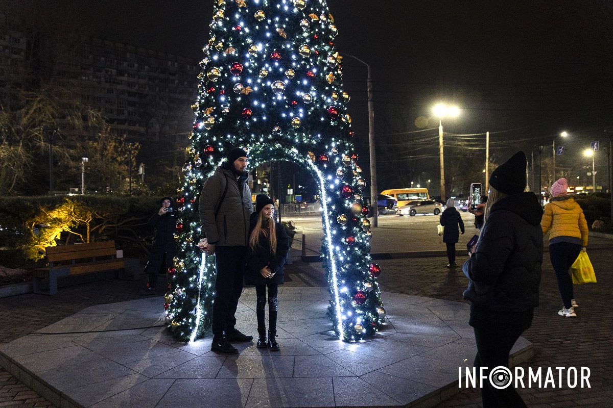 Свято наближається: де у Дніпрі засяяли ще дві ялинки та як вони виглядають 29