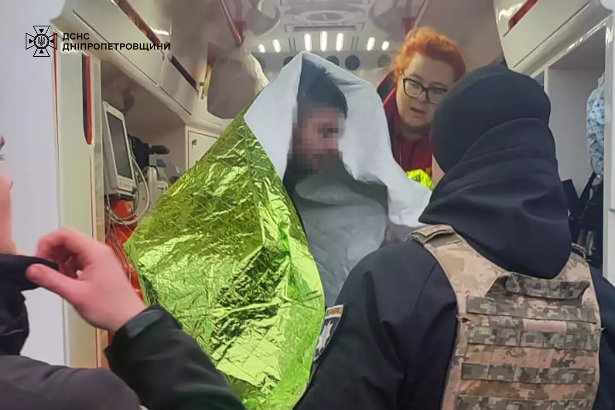 Водолазы вытащили его из воды, доставили на берег и передали медикам Водолазы вытащили его из воды, доставили на берег и передали медикам