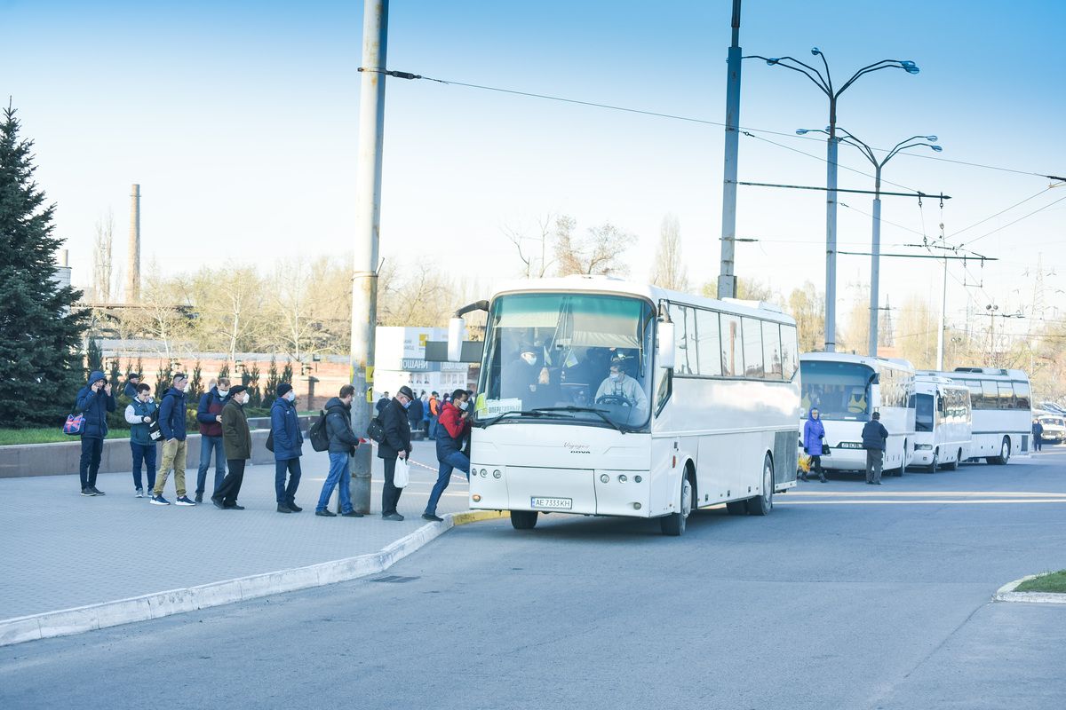 Вони мають можливість їздити на роботу безкоштовним корпоративним транспортом, отримувати медичне обслуговування у сучасній лікарні