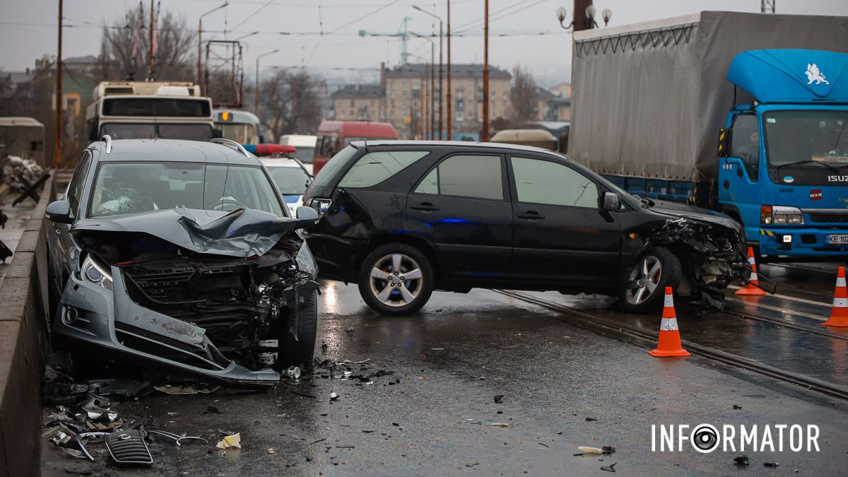 На Старому мосту зіштовхнулись Lexus та Volkswagen: рух автівок та громадського транспорту ускладнено