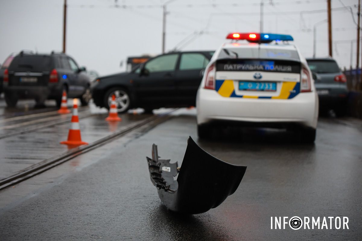 Дорогой разбрасывало обломки На Амурском мосту столкнулись Lexus и Volkswagen: движение автомобилей и общественного транспорта затруднено 13