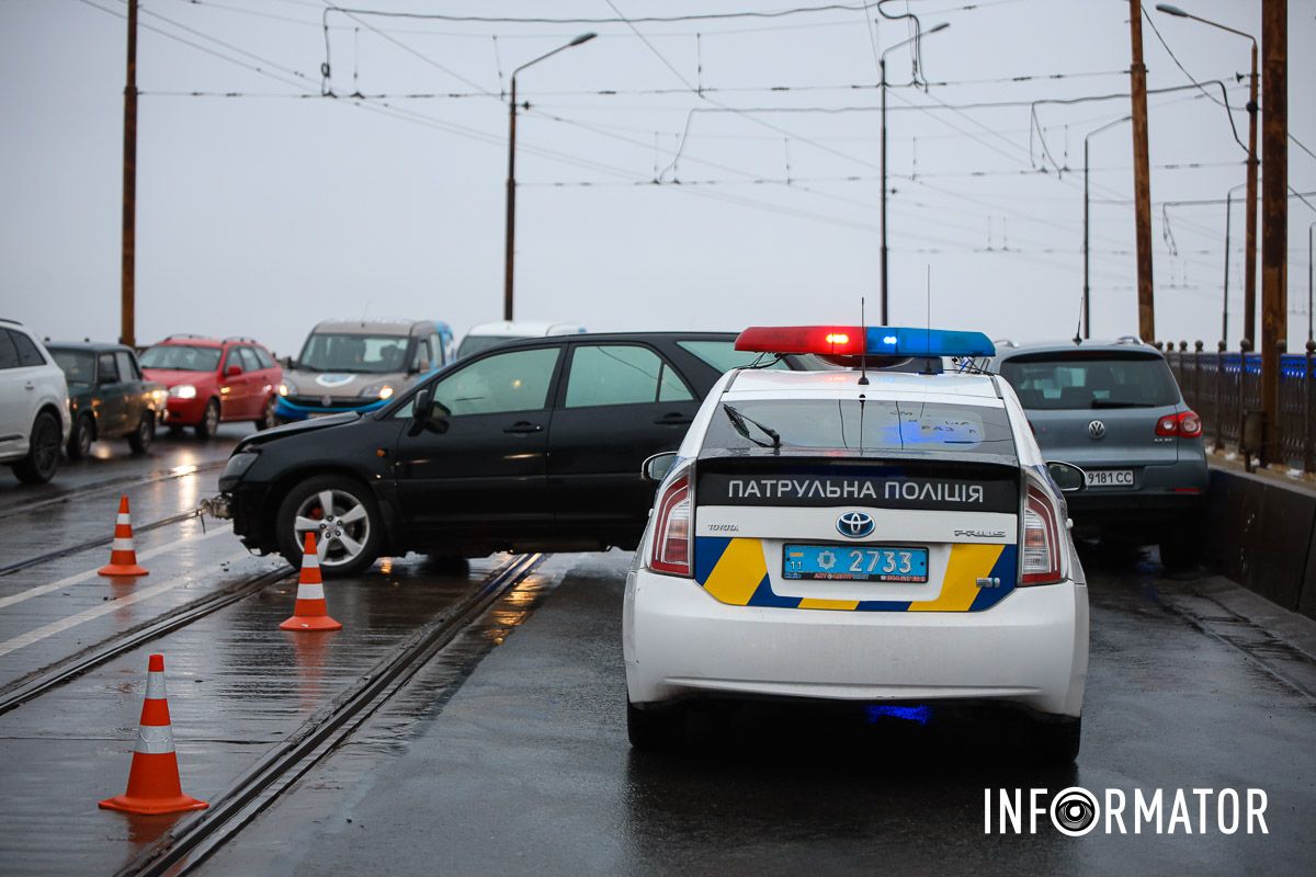 Полиция работает На Амурском мосту столкнулись Lexus и Volkswagen: движение автомобилей и общественного транспорта затруднено 11