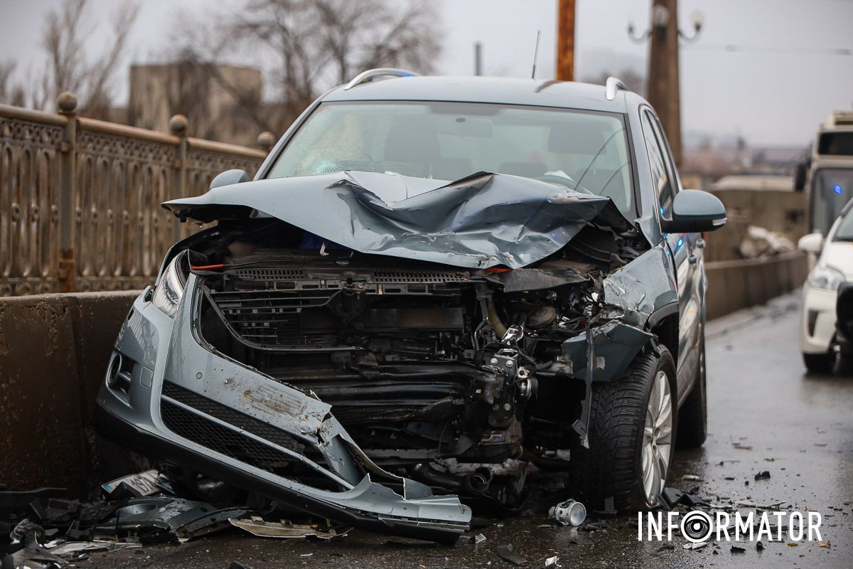 Данных о пострадавших сейчас нет На Амурском мосту столкнулись Lexus и Volkswagen: движение автомобилей и общественного транспорта затруднено 10