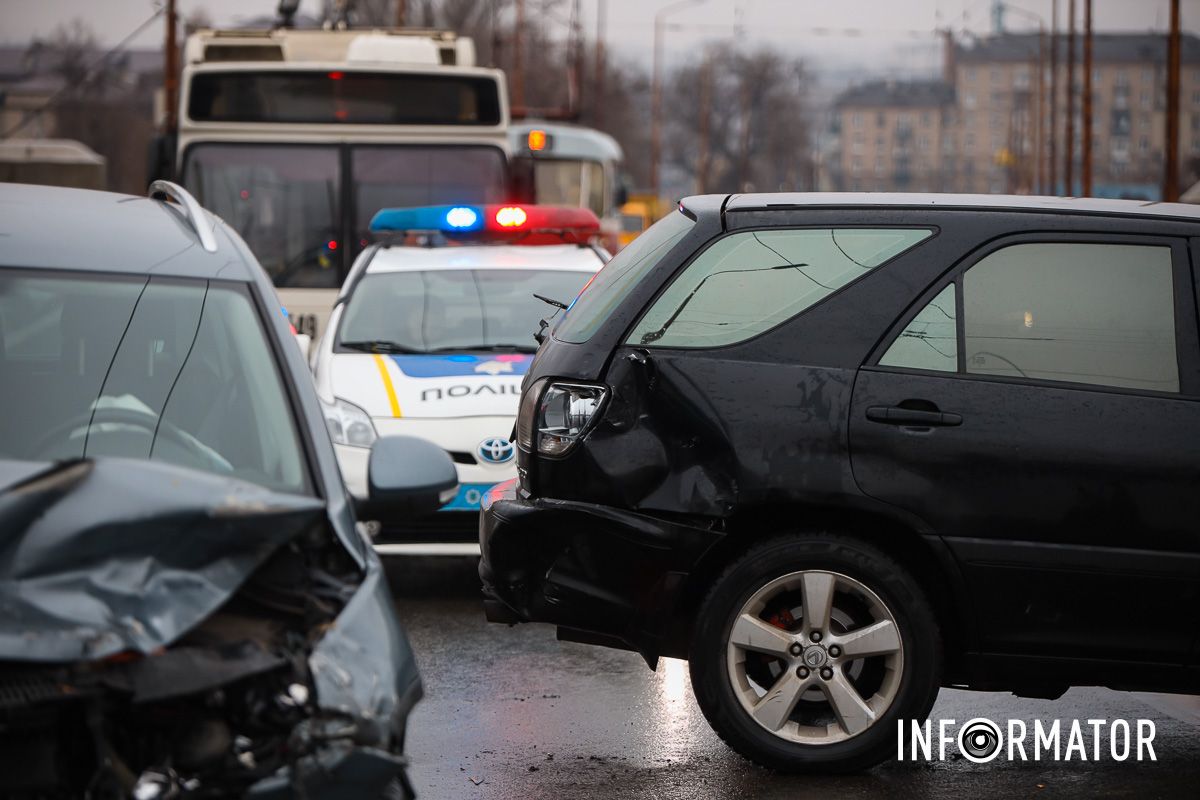 Здесь столкнулись Lexus и Volkswagen На Амурском мосту столкнулись Lexus и Volkswagen: движение автомобилей и общественного транспорта затруднено 2