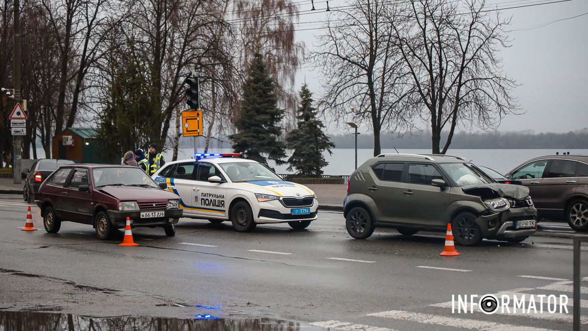 На Січеславській Набережній зіштовхнулись Suzuki та ВАЗ: утворився величезний затор