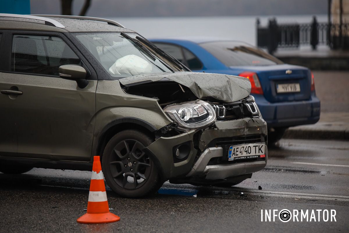Також на цьому перехресті не працюють світлофори Також на цьому перехресті не працюють світлофори