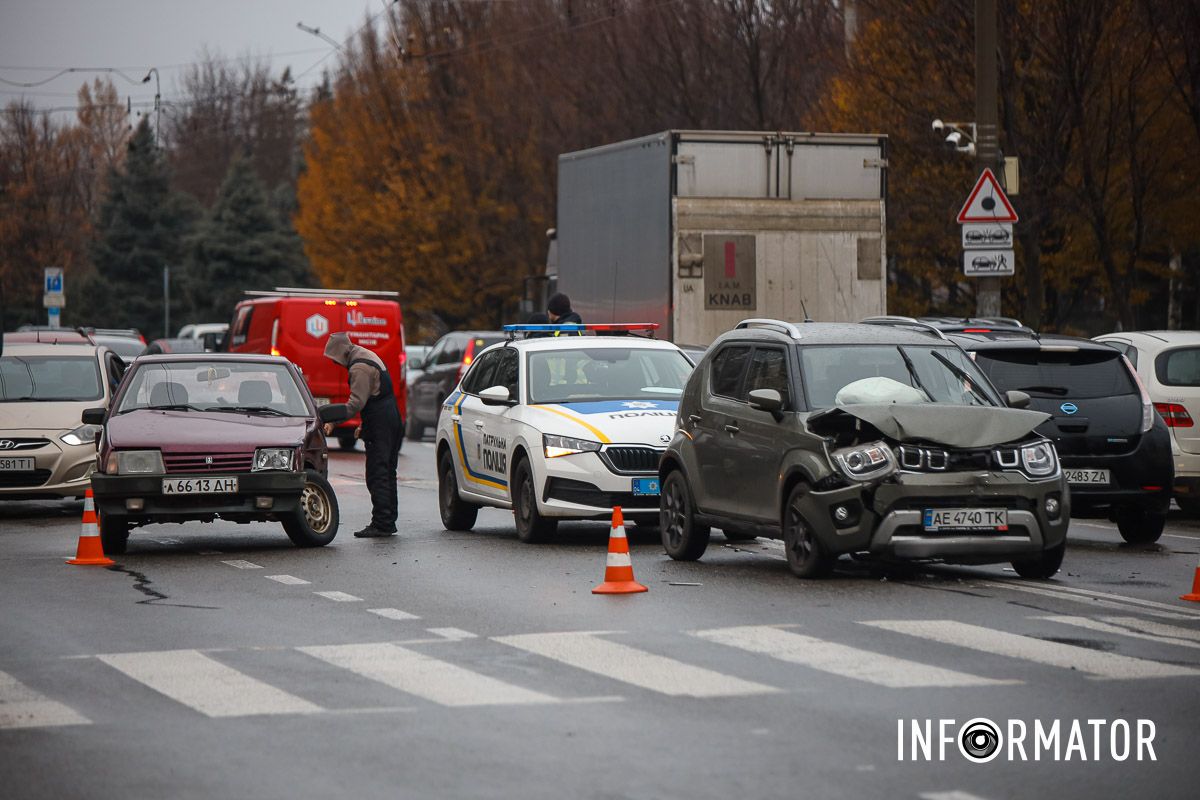 10 грудня, на Січеславській Набережній, в районі перехрестя з вулицею Європейською, сталася аварія 10 грудня, на Січеславській Набережній, в районі перехрестя з вулицею Європейською, сталася аварія