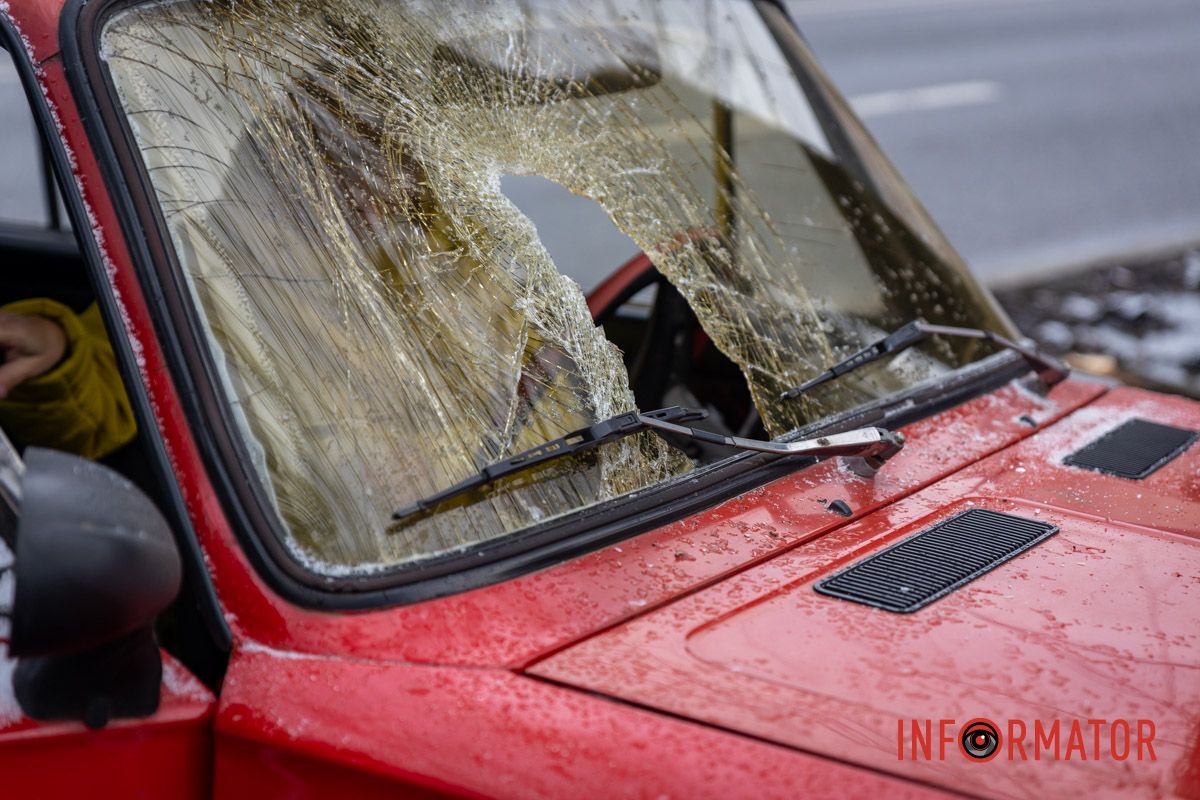Пробила лобове скло: у Дніпрі на Незалежній величезна гілка впала на ВАЗ 13