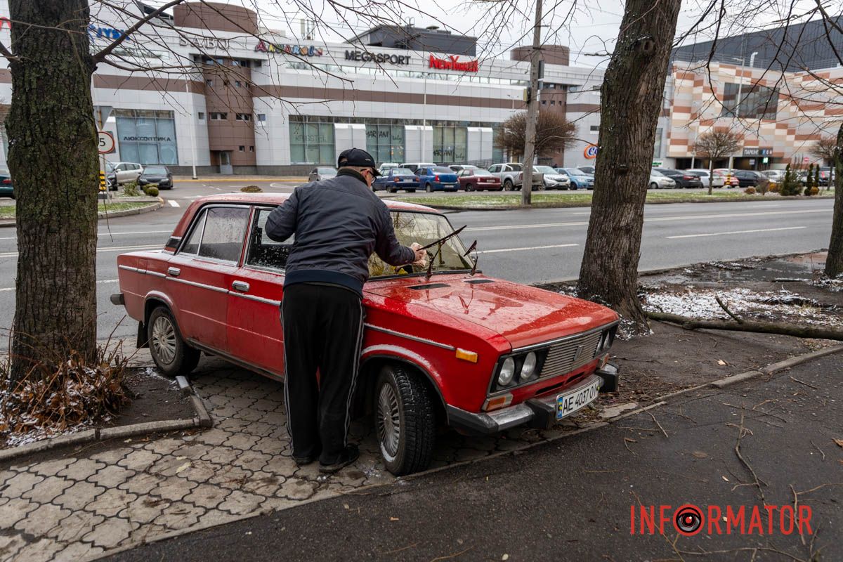 Пробила лобове скло: у Дніпрі на Незалежній величезна гілка впала на ВАЗ 12